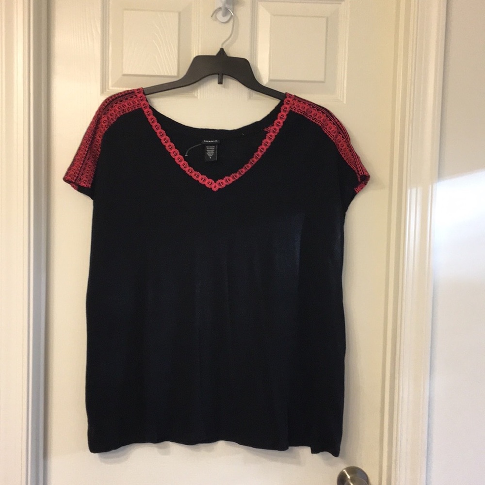 Torrid Size 1 (1x) black top w/ pink trim NWOT